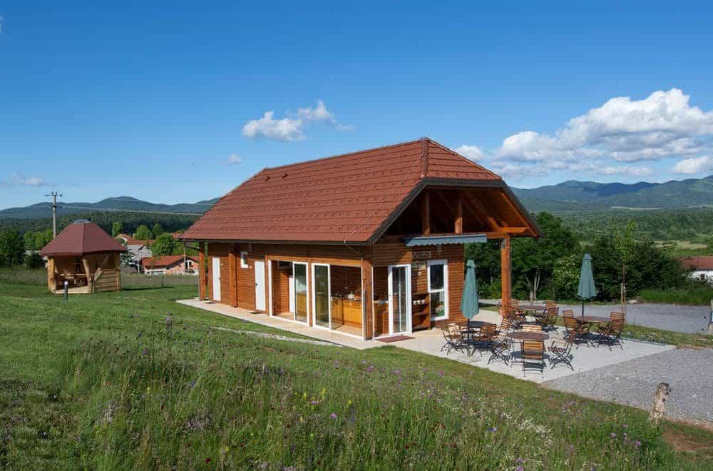 Tiha naravna oaza v Tekaškem društvu Bistrc s rustikalnim lesenim objekti.