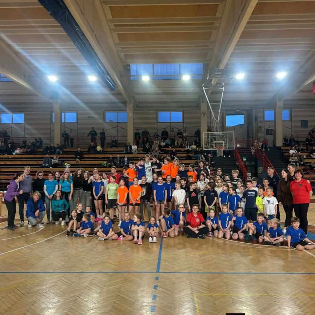 Skupinska fotografija otrok in trenerjev v športni dvorani Bistrc.
