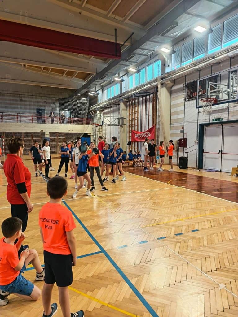 Športna vadba v telovadnici Tekaškega društva Bistrc z udeleženci vseh starosti.