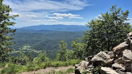 Razgled na gorski svet in dolino med tekom po Snežnik trail.