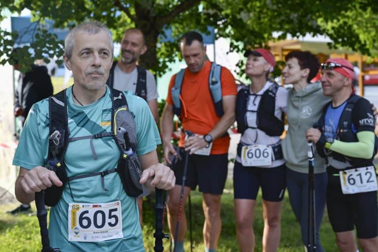 Udeleženci trail teka v naravi, pripravljeni na tek skozi gozd.