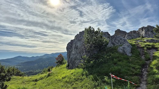 Razgled na gorski teren in oblakov nad Snežnikom.